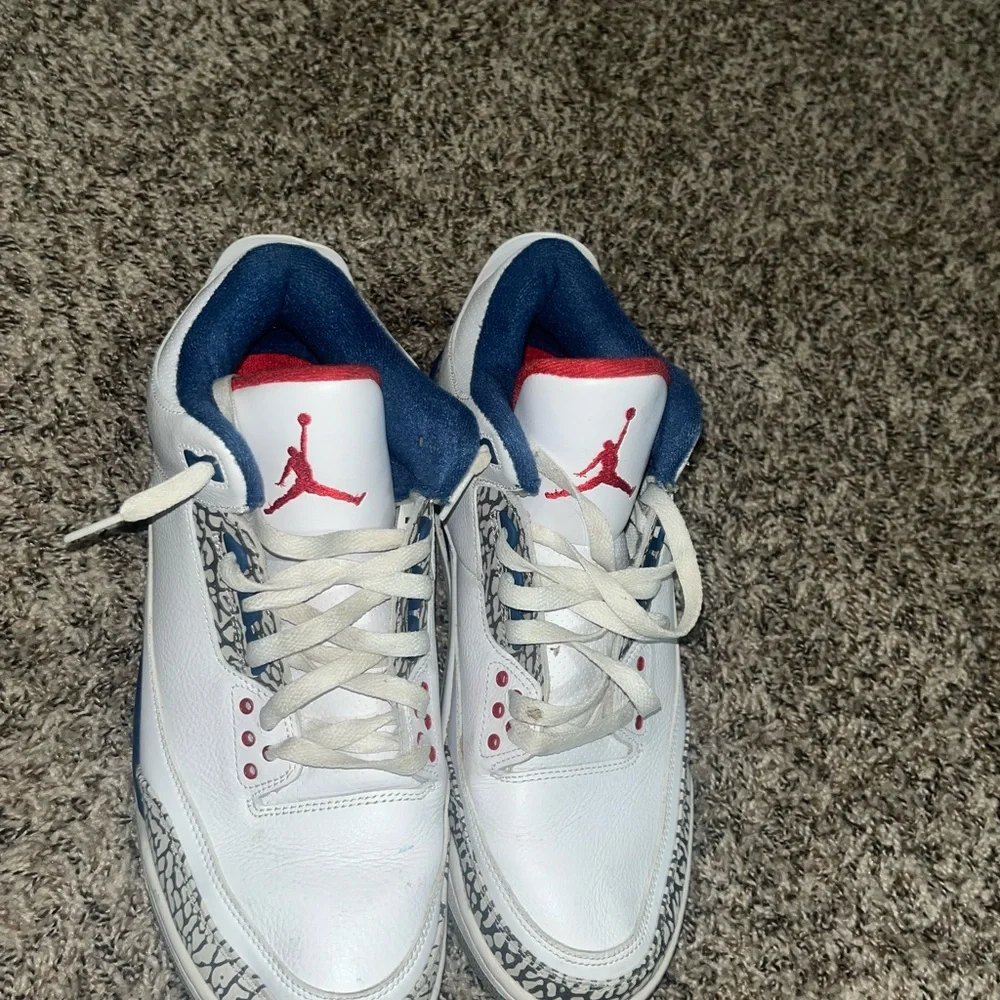 Jordan Men’s White/Blue/Red Retro Sneakers